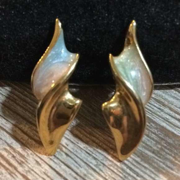 Pretty Gold Vintage Pierced Earrings - Picture 1 of 5